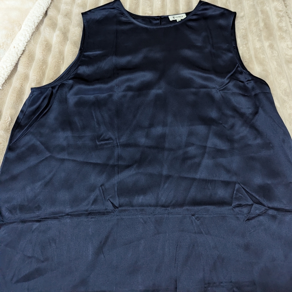 Elegant Blue Silk Sleeveless Top - Picture 2 of 8